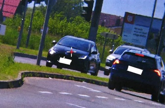 Voznik začetnik pri omejitvi 50 divjal kar  s 100 kilometri na uro