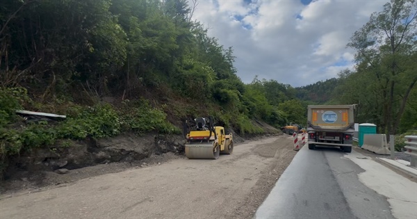 Sanaciji odseka pri Petrolu na Prevaljah še ni videti konca
