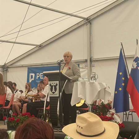 Predsednica države Nataša Pirc Musar se je pri Najevski lipi dotaknila tudi aktualnih tem v hramu demokracije