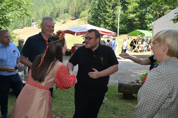 Bo denar za dolgotrajno oskrbo polnil finančno luknjo v državni blagajni?