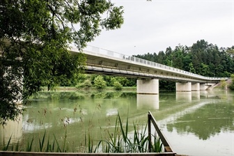 Še pomnijo: Čez noč ostali brez mosta, pošte in bankomata