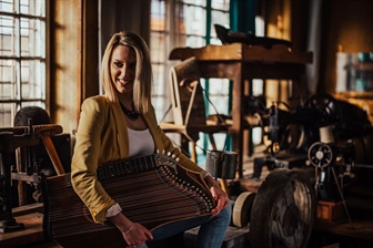Tanja Lončar s citrami očarala festival Melodije morja in sonca