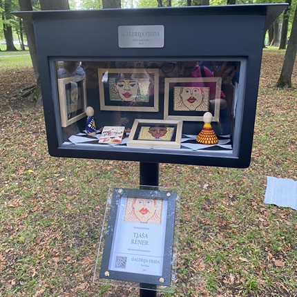 Grajski park Ravne je popestrila mini galerija Frida