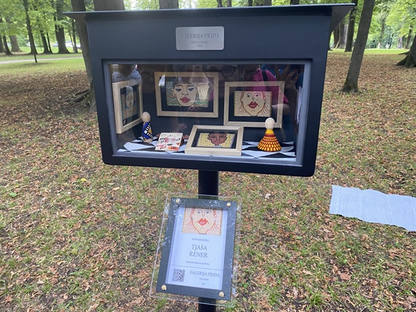 Grajski park Ravne je popestrila mini galerija Frida