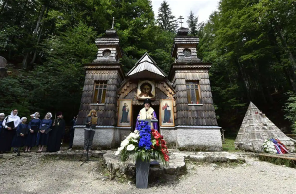 Pri Ruski kapelici pod Vršičem danes tradicionalna spominska slovesnost