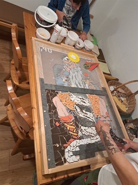 Na Peci nastaja mozaik kralja Matjaža – vsak košček keramike nosi zgodbo, skupaj pa pišejo legendo.