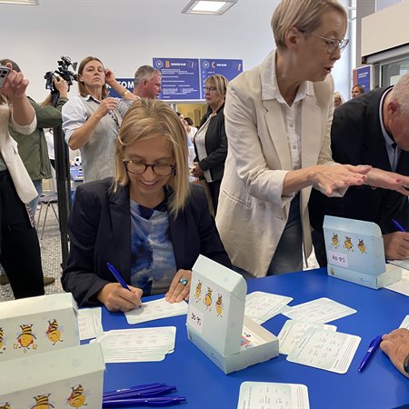 Ministrica za zdravje izpostavlja izjemno varnost dojenčkov kot pacientov