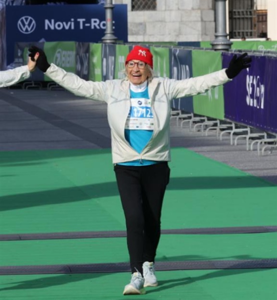 91-letna Kazimira Lužnik uspešno čez ciljno črto ljubljanskega maratona