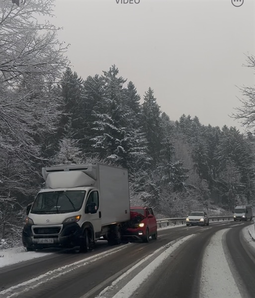 Prometna nesreča na Selah. Ceste so mokre in spolzke.