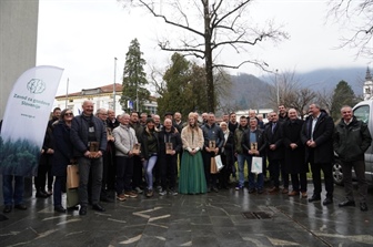 Danilo in Alenka Kotnik s kmetije trobeljski Krevh nagrajena za ravnanje z gozdom