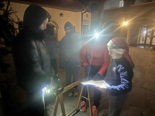 Z naglavnimi lučkami od ene do druge kontrolne točke