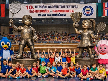 S pokali v naravni velikosti otrok do svetovnega rekorda