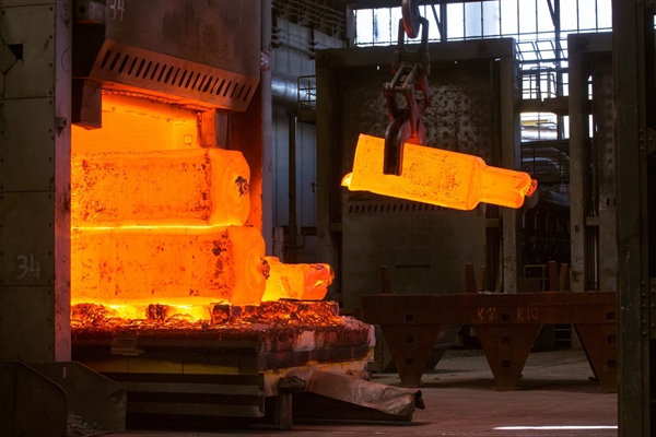 Draga elektrika ustavlja jeklarske peči, delavci čakajo