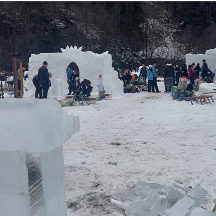 Kralju v čast v Črni nastaja nekaj več kot 40. snežnih gradov