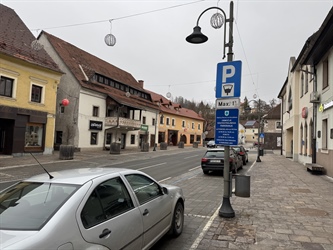 Anketa: deljena mnenja Ravenčanov o plačljivem parkiranju