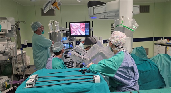 Opravili prvo operacijo z robotom