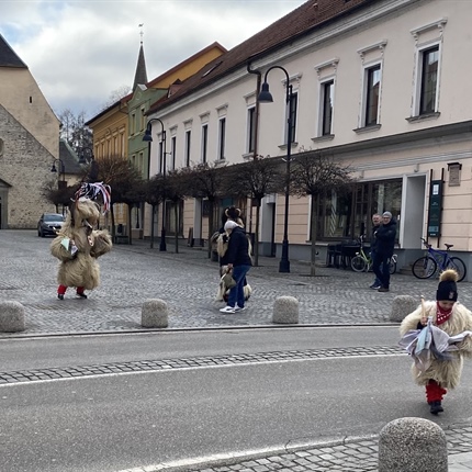 Prvi pustni vrhunec - pustna sobota: rajanja, povorke, pustni obhodi