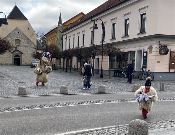 Prvi pustni vrhunec - pustna sobota: rajanja, povorke, pustni obhodi