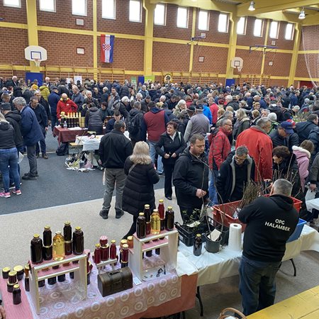 Menjalni sejem v Cerniku