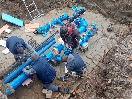 Salonitne vodovodne cevi na Ravnah odhajajo v zgodovino