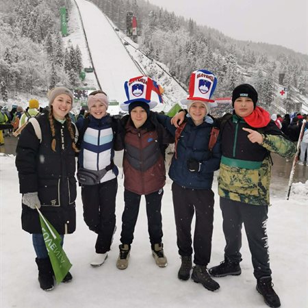 Koroški učenci v Planici: "Kdor ne skače ni Sloven'c, hej, hej, hej!"