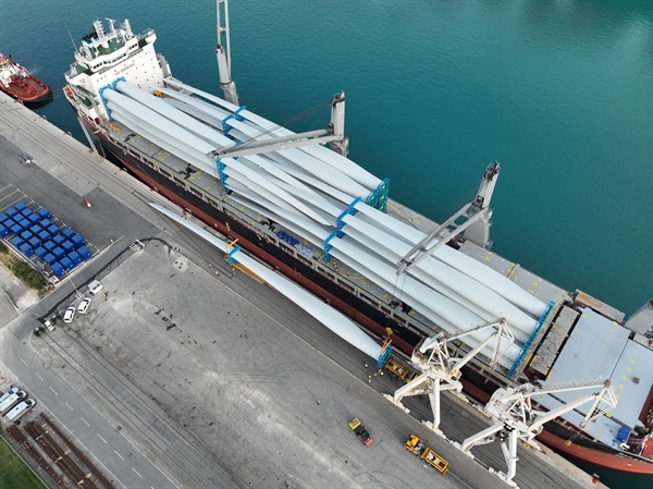 V Luki Koper raztovarjajo vetrnice za Avstrijo. So na poti na Košenjak?