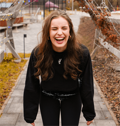 Bila je tarča posmeha – danes je Taja Kac simbol samozavesti in osebnosti