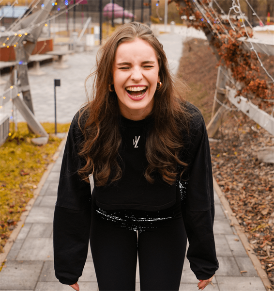 Bila je tarča posmeha – danes je Taja Kac simbol samozavesti in osebnosti