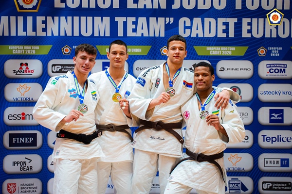 Izjemen mesec koroških judoistov z Zdravljico kronal Aleks Krivec