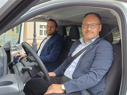 Za volanom ZdravoBusa ne bo sedel župan, pač pa Modri dirkač