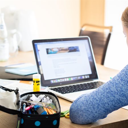 Naš otrok ni številka. Zakaj ga potem merimo z ocenami?