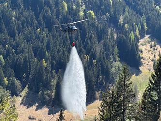 Gozdni požar v Šmohorju gasi 360 gasilcev in 7 helikopterjev