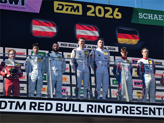 18-letni slovenski dirkač Mark Kastelic na stopničkah na svoji prvi dirki