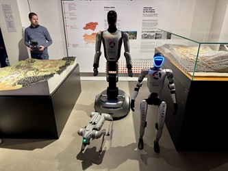 Humanoidni roboti zavzeli ravensko Staro železarno