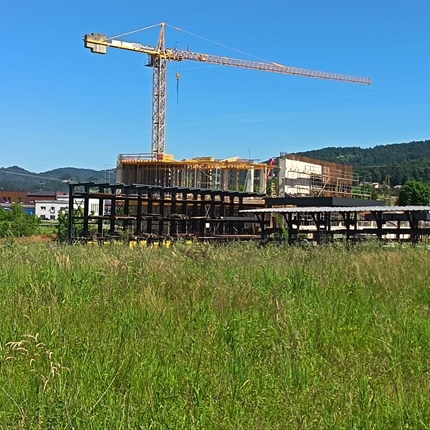 V Velenju huda delovna nesreča, porušil se je gradbeni oder