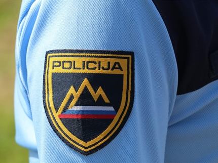 V prometni nesreči umrl voznik kombiniranega vozila