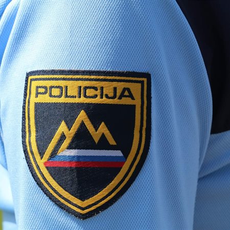 V prometni nesreči umrl voznik kombiniranega vozila
