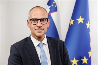 Minister za zdravje Tadej Ostrc prihaja v koroško regijsko bolnišnico