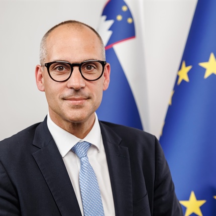 Minister za zdravje Tadej Ostrc prihaja v koroško regijsko bolnišnico