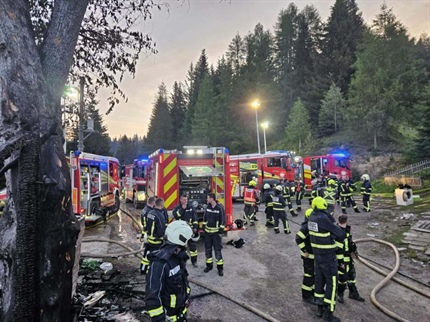 Najvišje ležečo slovensko kmetijo Bukovc (p. d. Bukovnik) ponoči zajel silovit požar
