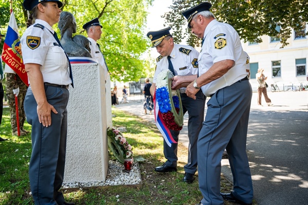 Spominska slovesnost v parku herojev