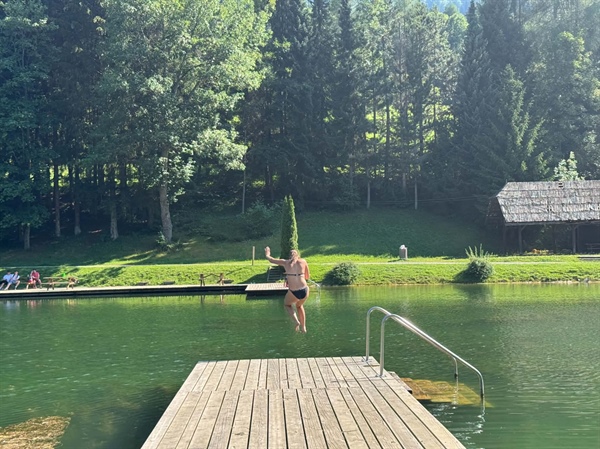 Osvežitev z oviro: na Ivarčkem jezeru kopanje med algami in vodno travo