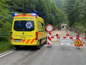 Reševalno vozilo ZRCK na nujni vožnji se je zataknilo pri delovni zapori ceste Dravograd Ravne.