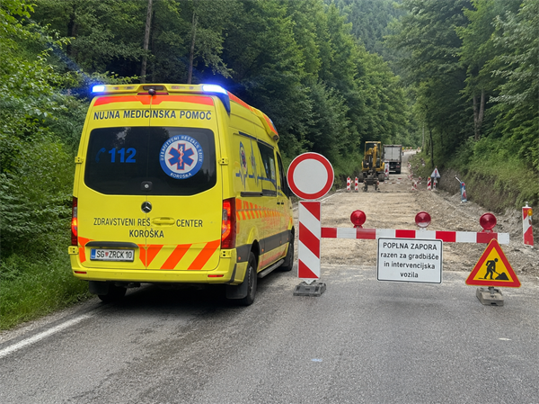 Reševalno vozilo ZRCK na nujni vožnji se je zataknilo pri delovni zapori ceste Dravograd Ravne.