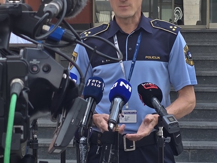 Po umoru preplaval Dravo, se z avtobusom peljal do Mute in skrival na pokopališču