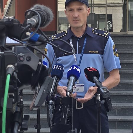 Po umoru preplaval Dravo, se z avtobusom peljal do Mute in skrival na pokopališču