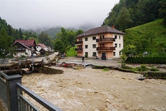 Deroča Meža je Črno na Koroškem odrezala od sveta