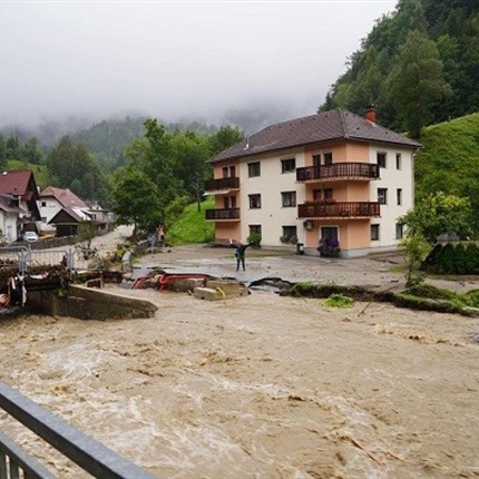 Deroča Meža je Črno na Koroškem odrezala od sveta