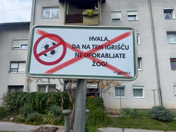 Prepoved igranja z žogo na igrišču na Leški cesti je po burnem odzivu javnosti padla – občina je priznala napako in napovedala odstranitev table.