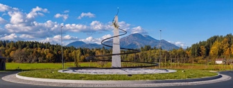Obelisk „Koroški vzpon“, zmagovalna rešitev, posvečena Janji Garnbret